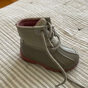 Great shape size 7 toddler girls Sperry port boots.